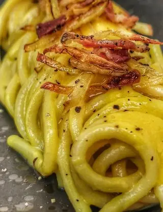 Ricetta SPAGHETTONE CON CREMA DI PATATE E ZAFFERANO, GUANCIALE E CIPS DI PATATE di Pranz.0cena