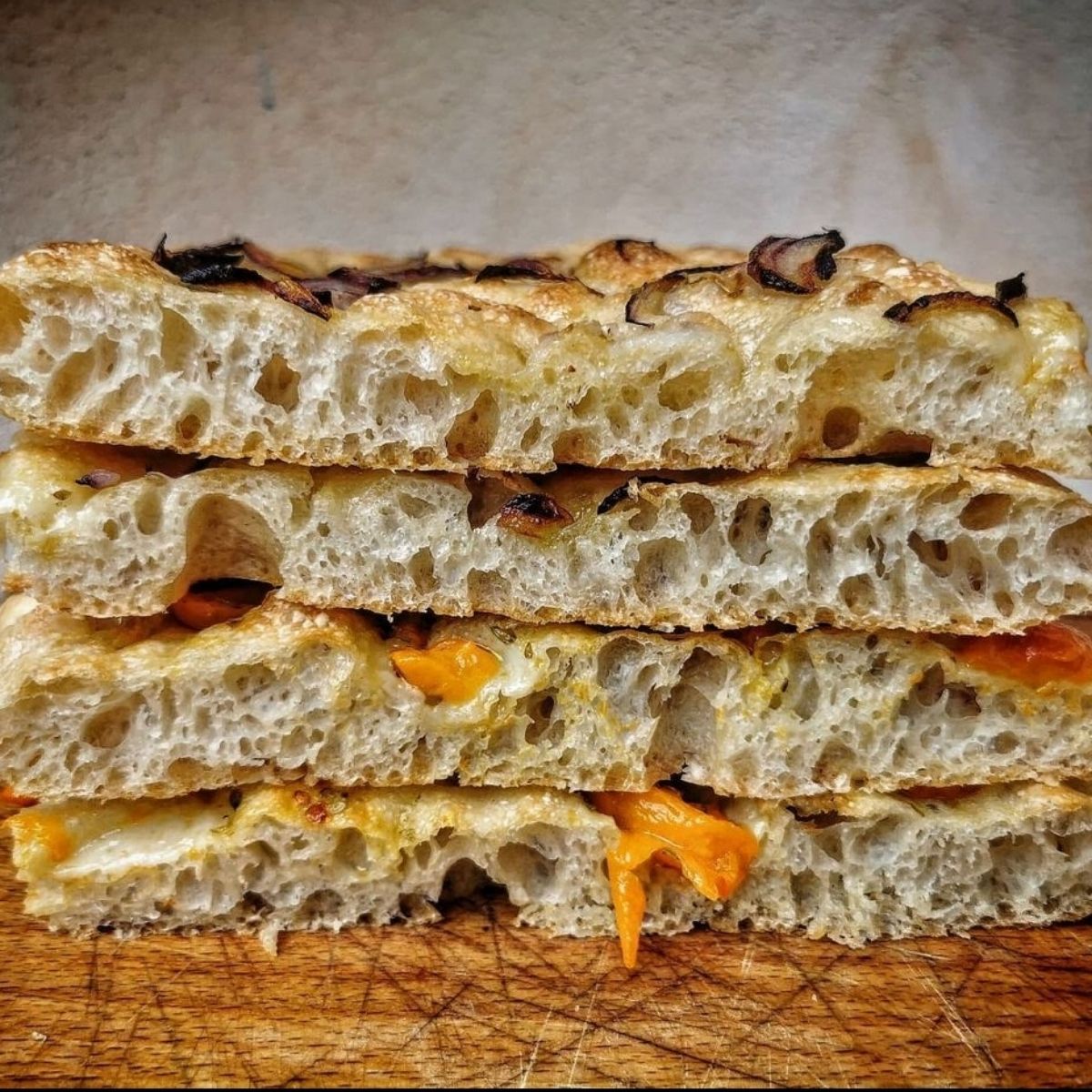 FOCACCIA CON POMODORINI GIALLI E CIPOLLA DI TROPEA