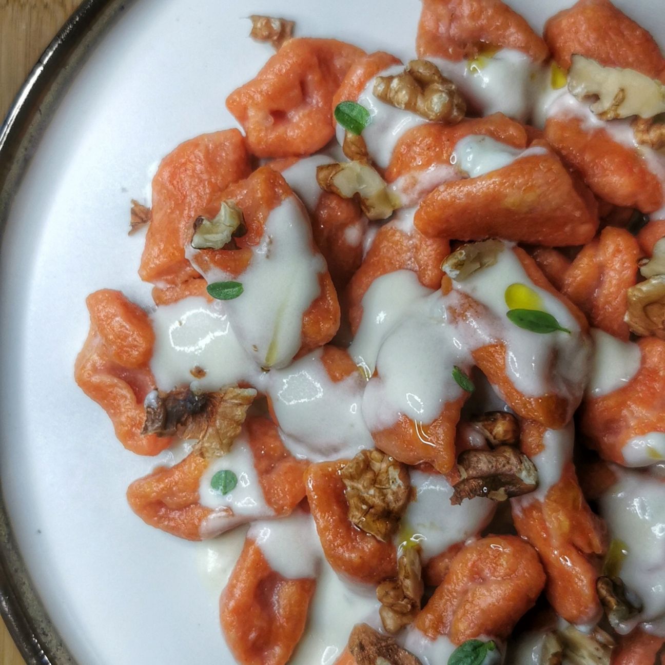 GNOCCHI AL POMODORO CON FONDUTA DI GORGONZOLA E NOCI
