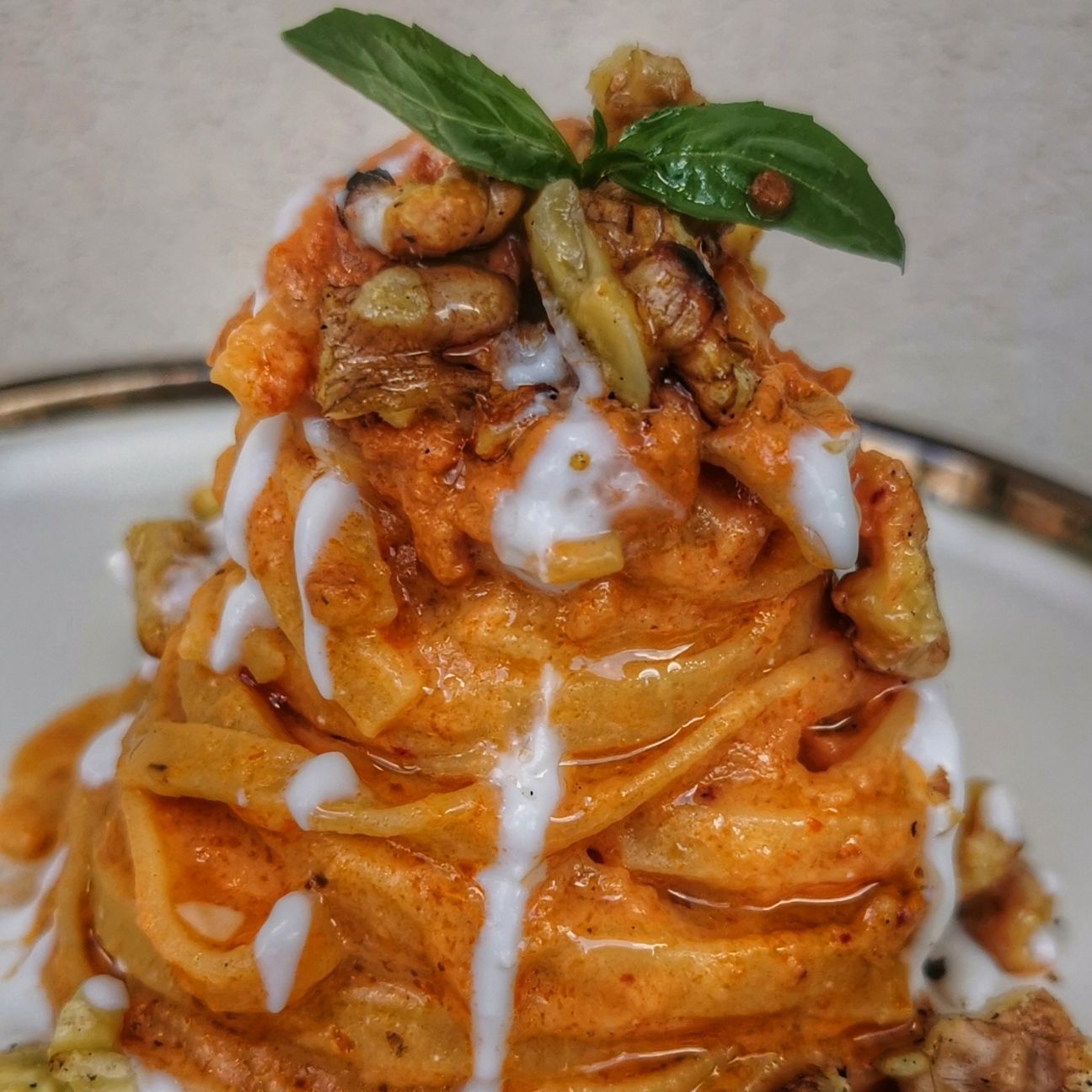 TAGLIATELLE CON PESTO DI POMODORI SECCHI, RICOTTA E NOCI