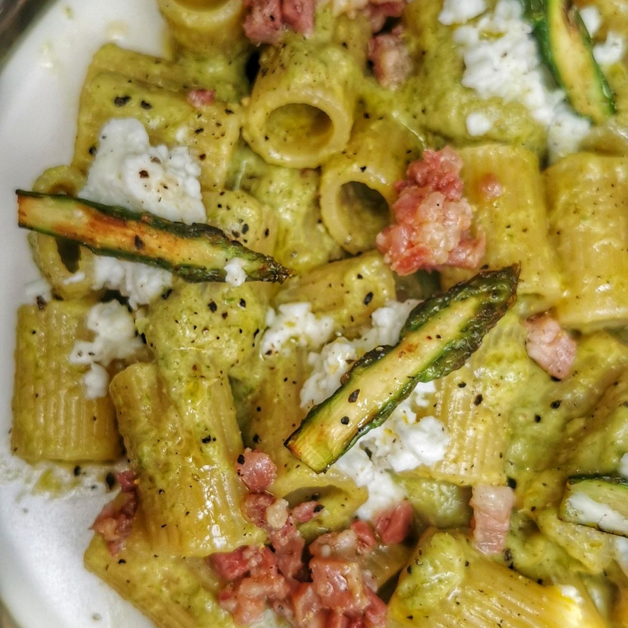 MEZZE MANICHE ASPARAGI, CRUMBLE DI PANCETTA DOLCE E STRACCIATELLA