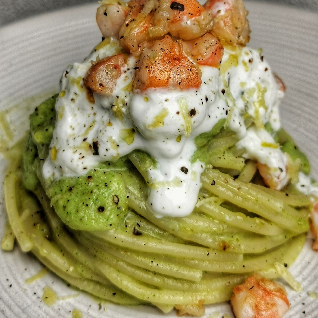 SPAGHETTI CON CREMA DI ZUCCHINE, STRACCIATELLA E GAMBERI