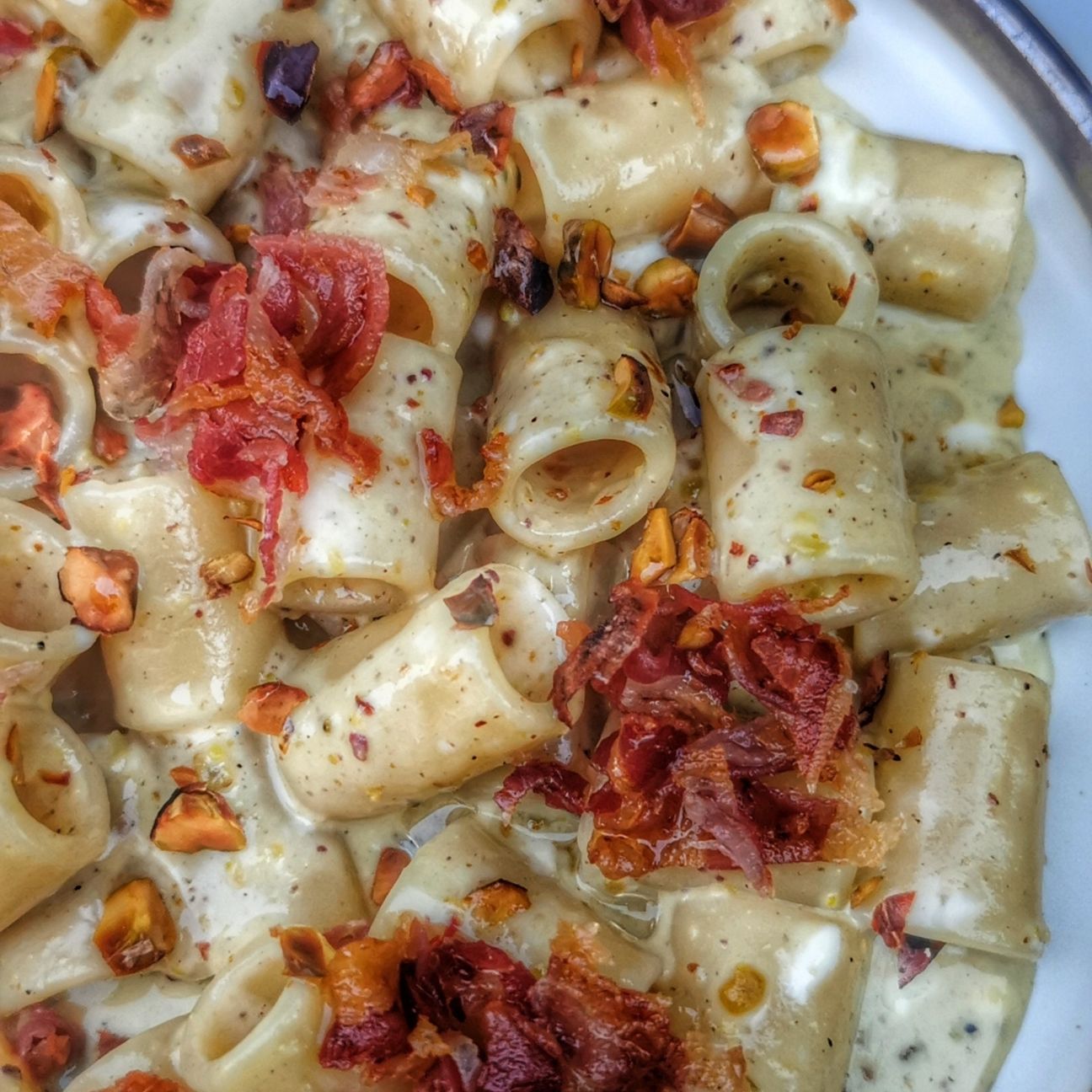 PASTA CON PESTO DI NOCI, STRACCHINO E PANCETTA CROCCANTE
