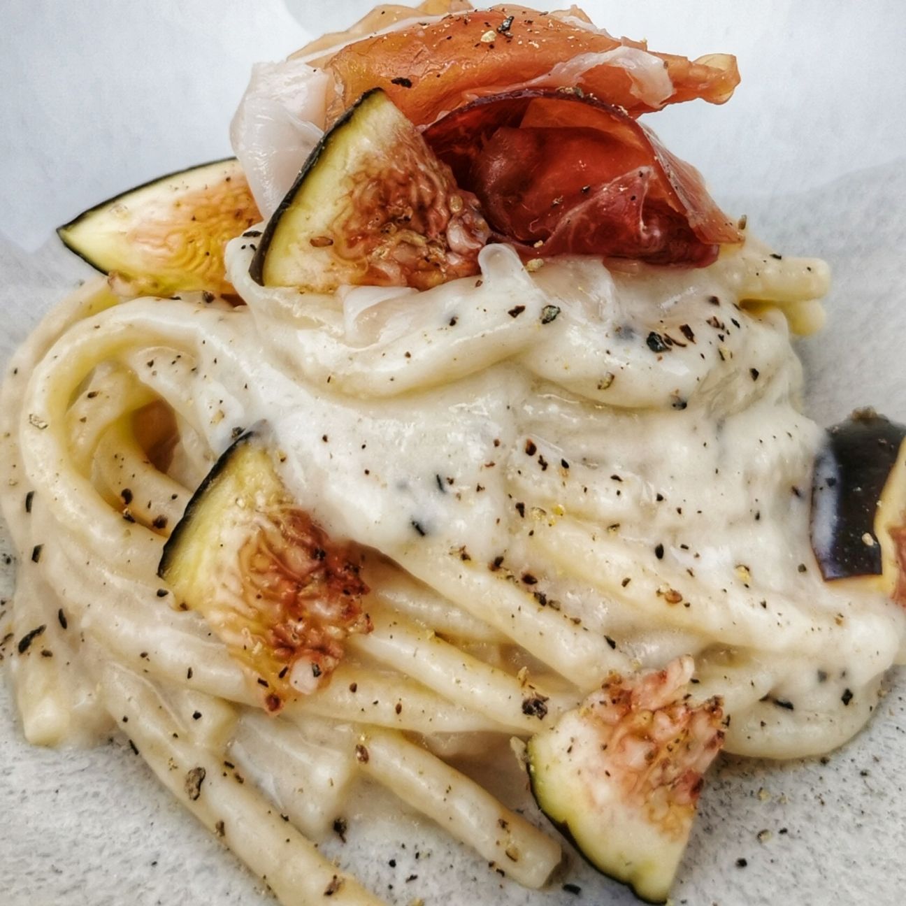 Pici cacio e pepe con fichi e prosciutto crudo
