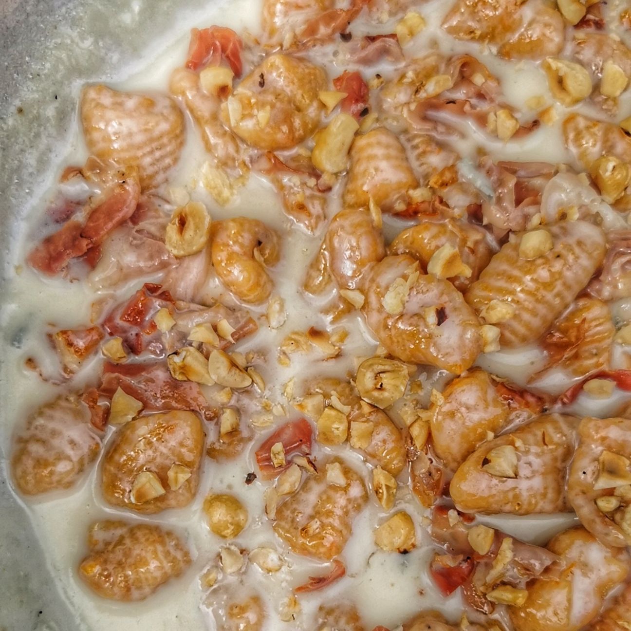 Gnocchi di zucca con fonduta di gorgonzola e Speck con nocciole croccanti
