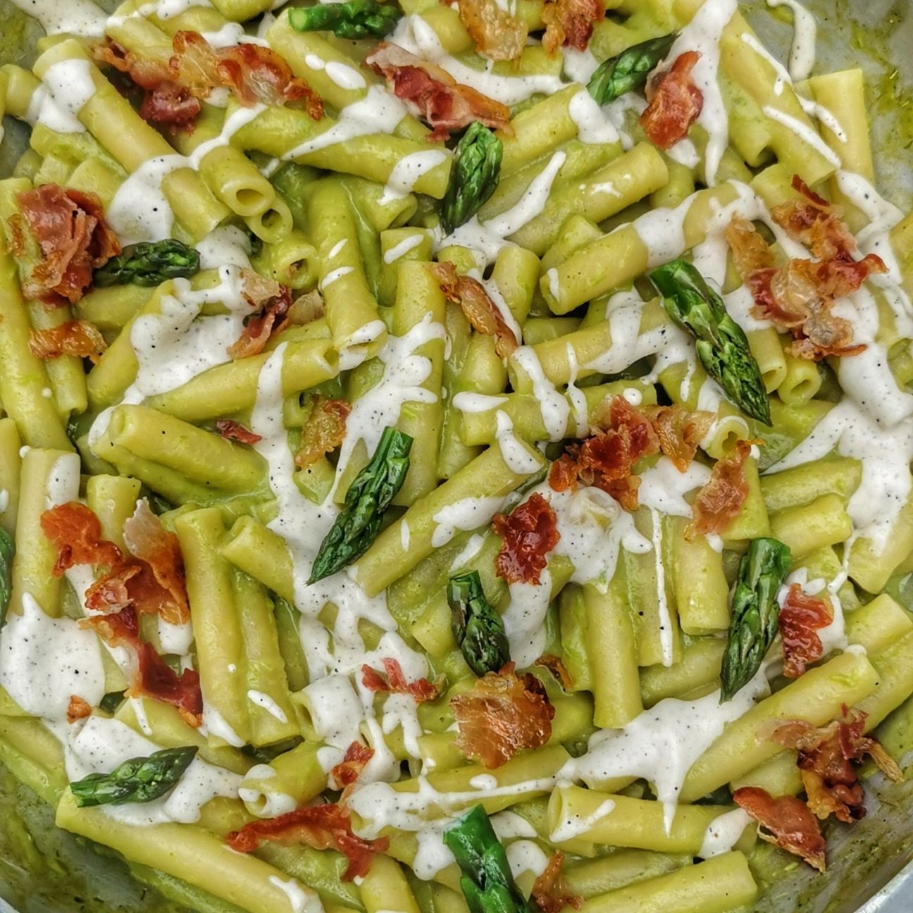 Mezza zita con crema di asparagi, fonduta cacio e pepe pancetta croccante
