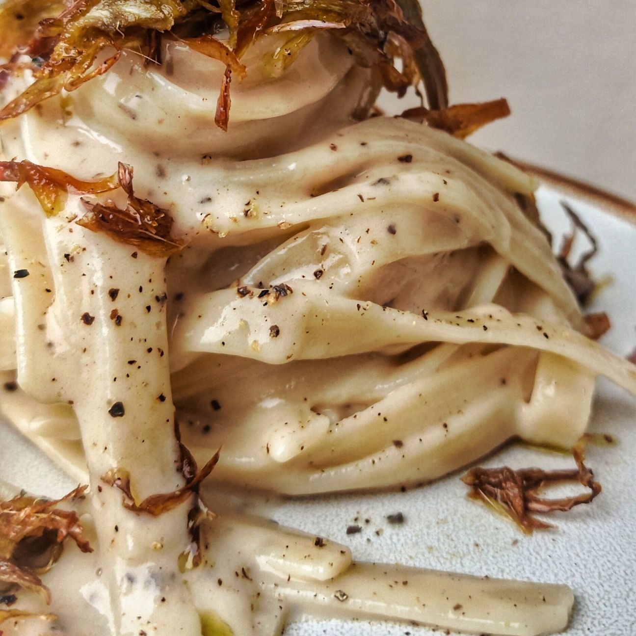Cacio e pepe con carciofi croccanti