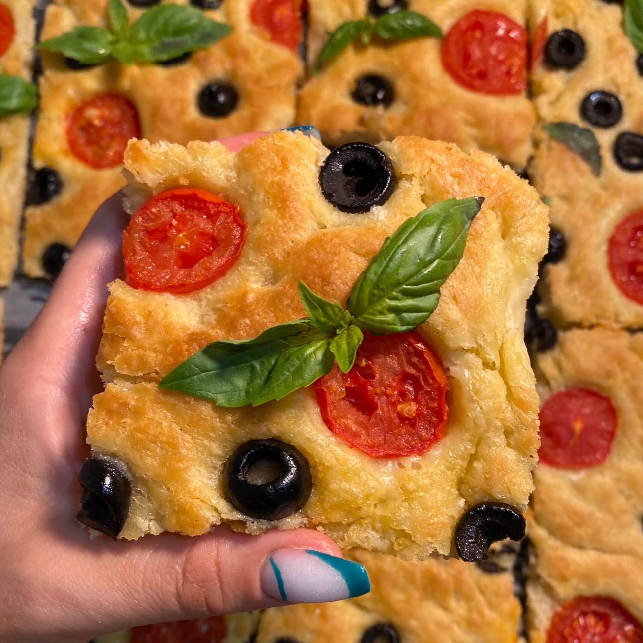 Focaccia con pomodorini e olive nere!