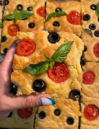 Ricetta Focaccia con pomodorini e olive nere! di alinapru