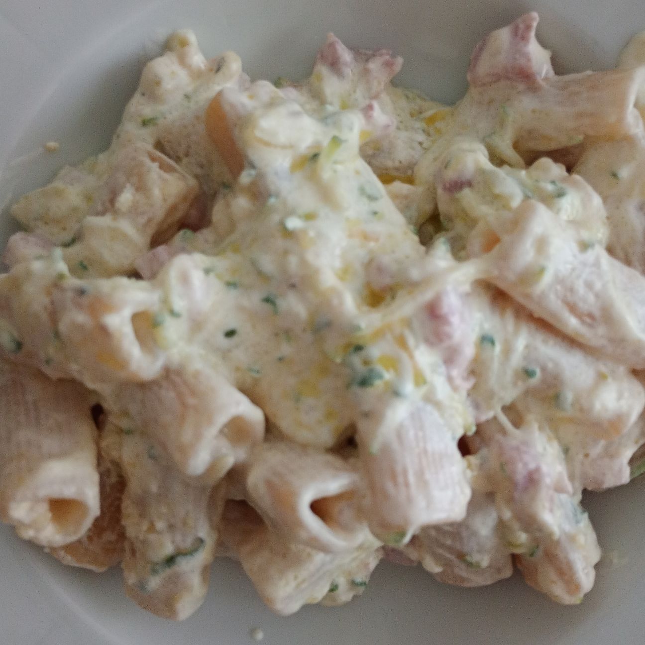 Rigacuori con panna pancetta e zucchine.