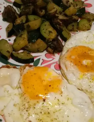 Ricetta Uova fritte con funghi e zucchine trifolate di papi.chef