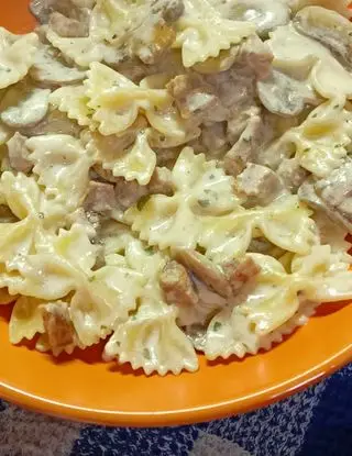 Ricetta Farfalle con panna funghi e salsiccia particolare di papi.chef