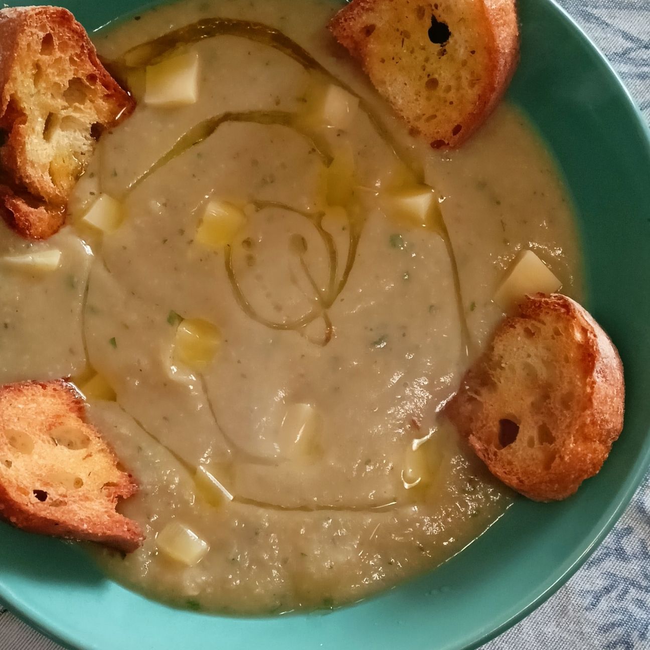Vellutata di funghi e patate con formaggio e crostini
