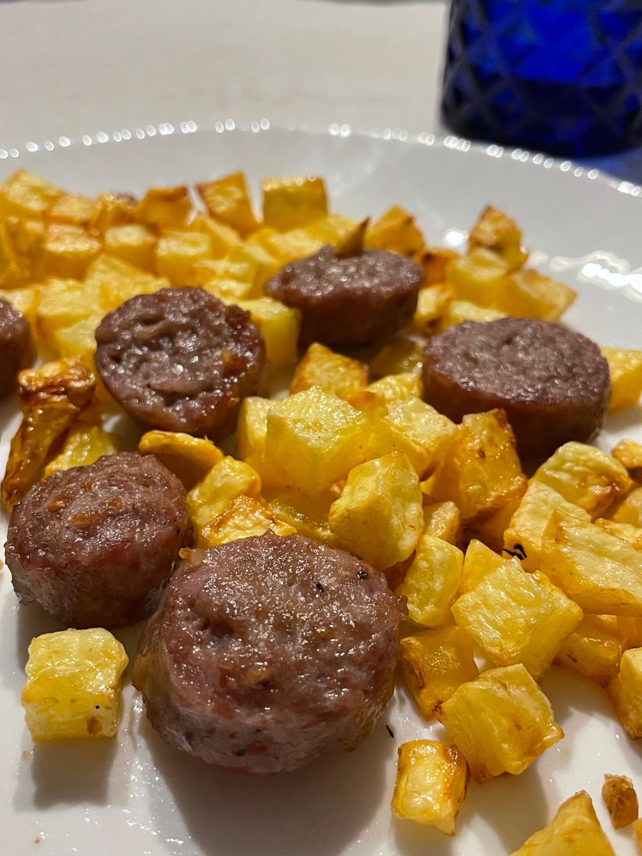 Salsiccia e patate in friggitrice ad aria