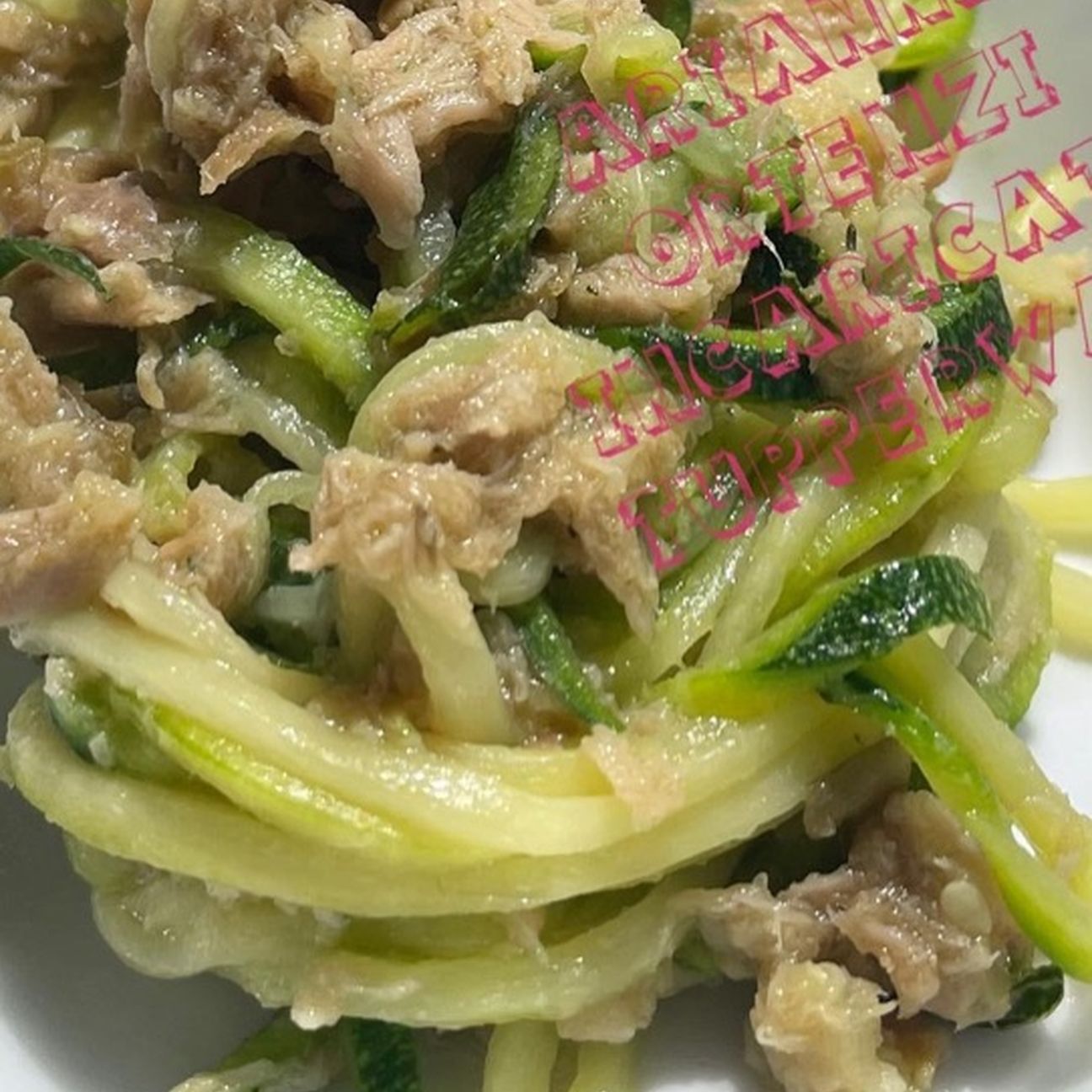 Spaghetti di zucchine al tonno e olive