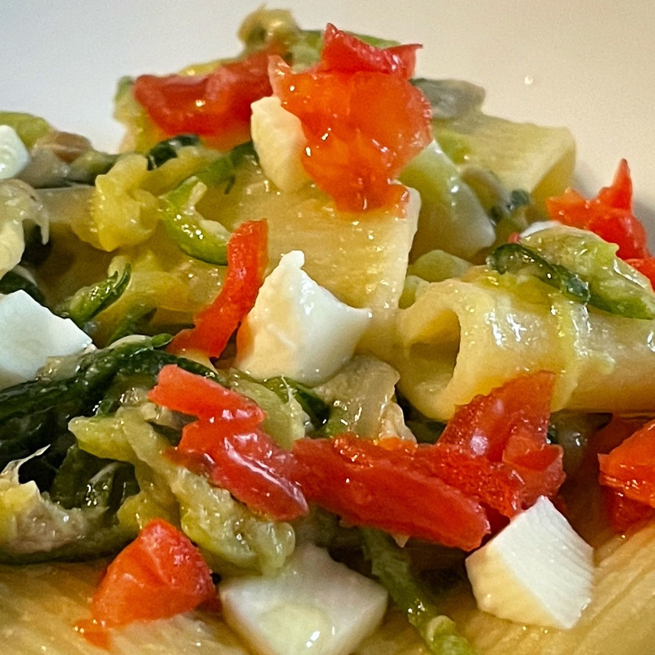Paccheri tonno, verdure e mozzarella