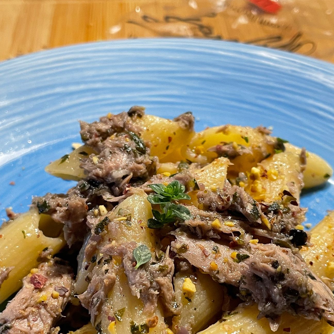 Pennoni Rigati (77 Garofalo) cipolle rosse, radicchio, tonno e pistacchio al profumo di limone