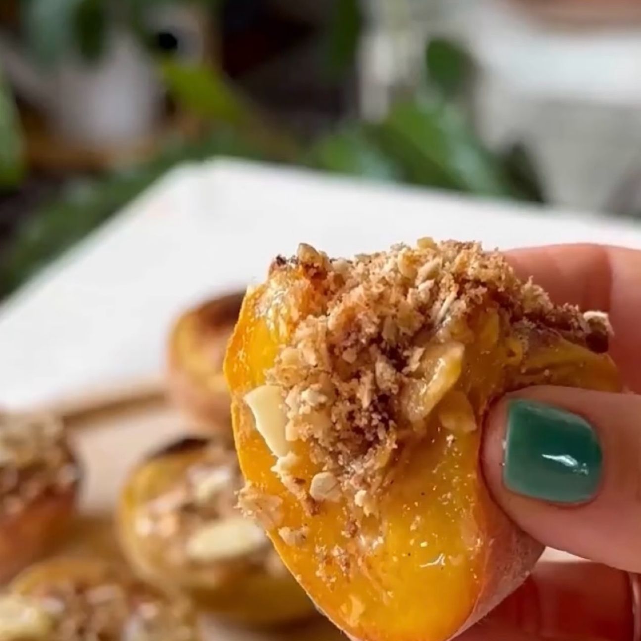 Pesche con crumble all’avena