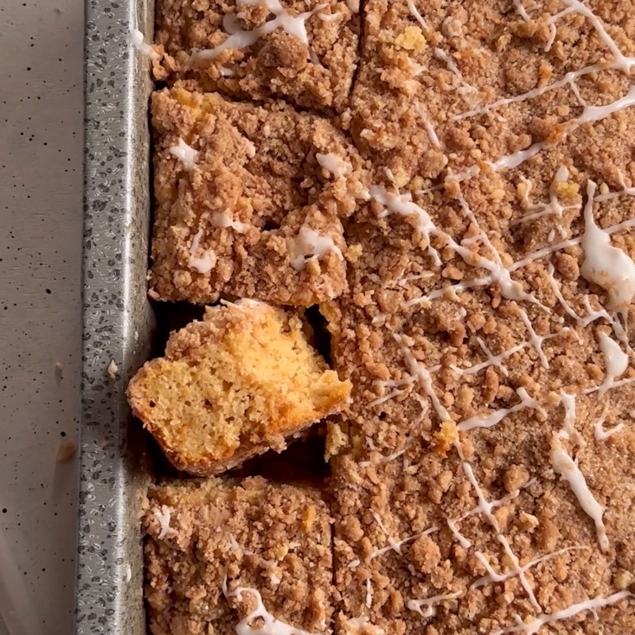Apple crumble cake
