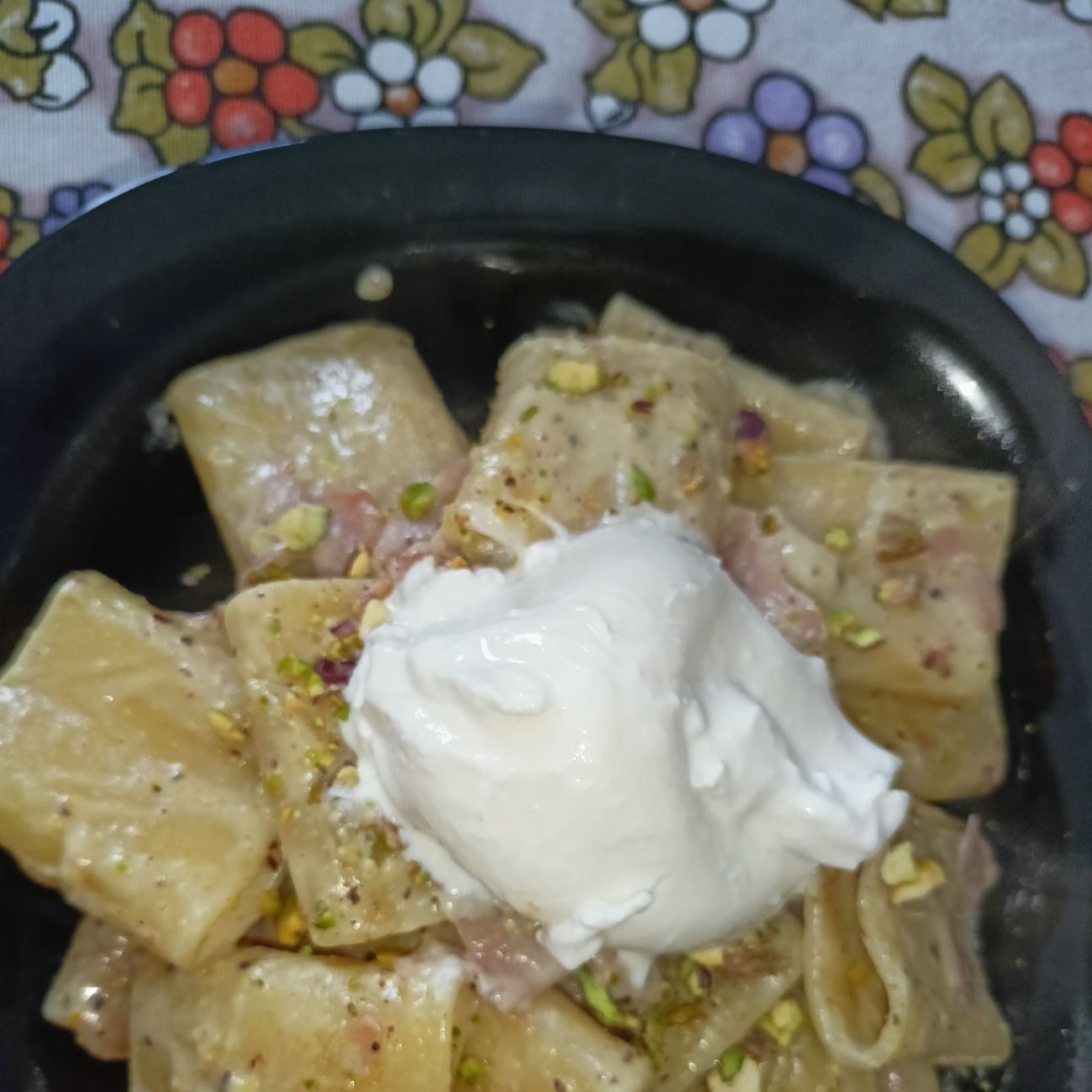 Paccheri con crema di burrata e pistacchi, mortadella soffritta in padella