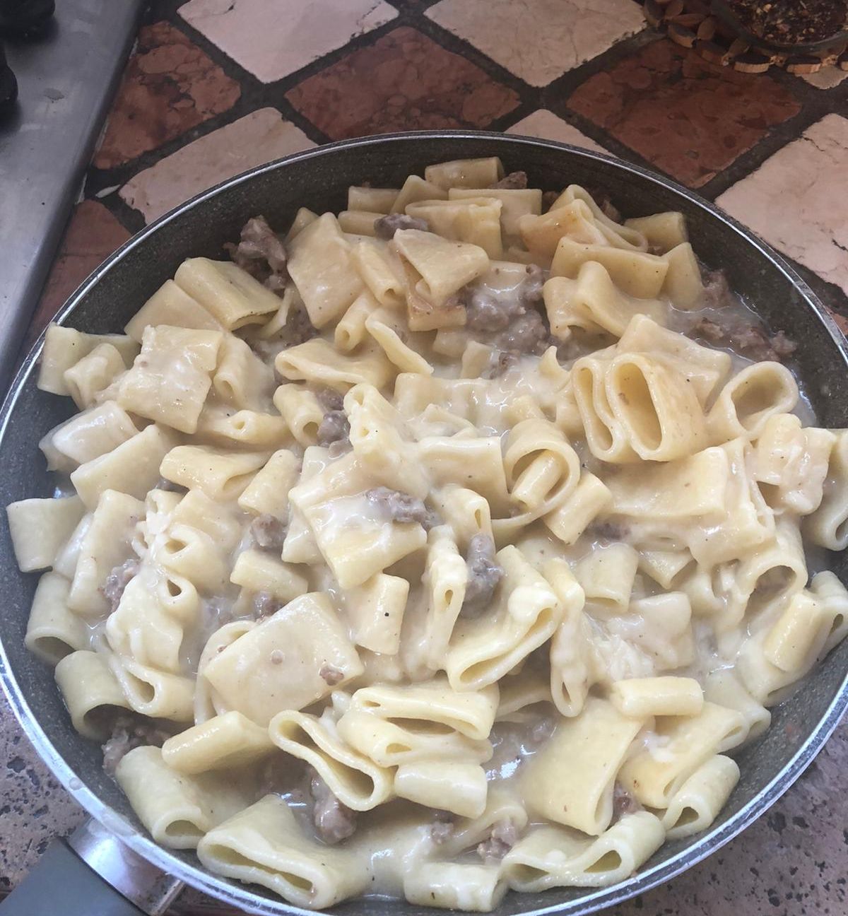 Mezze maniche con crema di patate e salsiccia