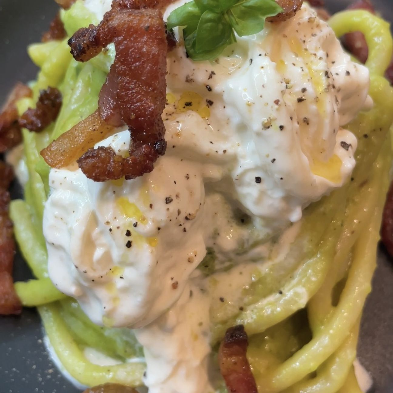 STRANGOZZI CON CREMA DI PISELLI GUANCIALE CROCCANTE E STRACCIATELLA AFFUMICATA
