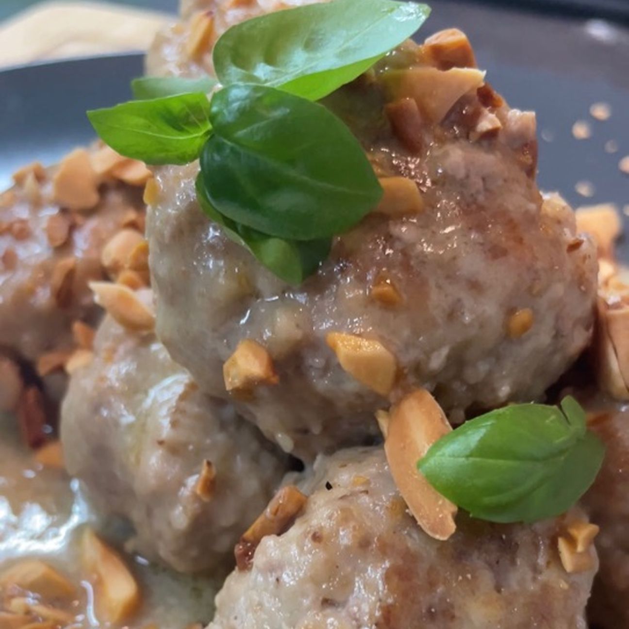 Polpette con crema di limone e mandorle tostate
