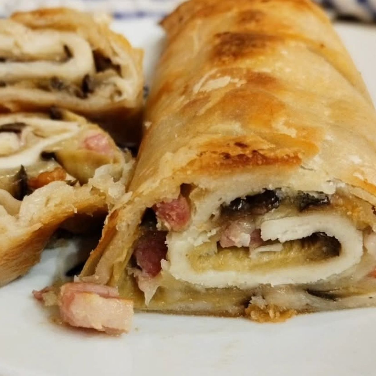 Rotolone di Sfoglia Senza Glutine con Melanzane, Pancetta e Provola