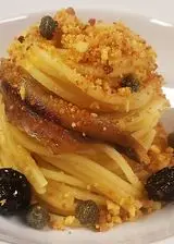 Ricetta Spaghetti con datterino giallo di Sicilia, olive, capperi, acciughe e pangrattato