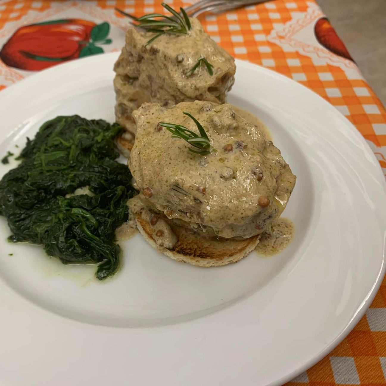 Medaglioni di maiale con guanciale e spinaci