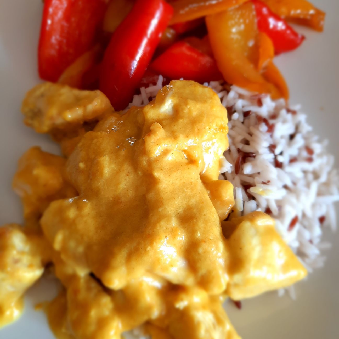 Pollo al curry con peperoni e riso basmati