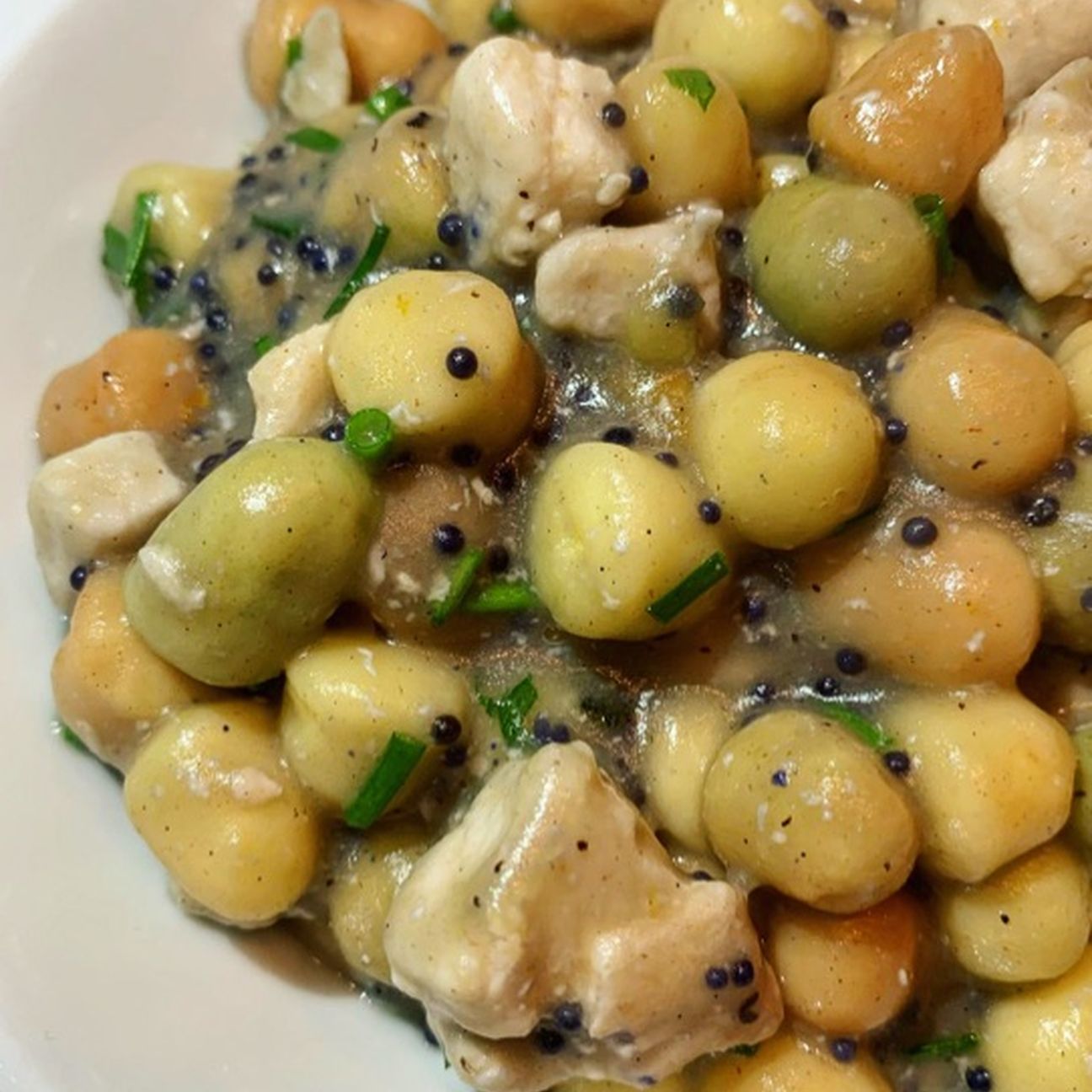 Gnocchetti vodka, pesce spada e uova di lompo