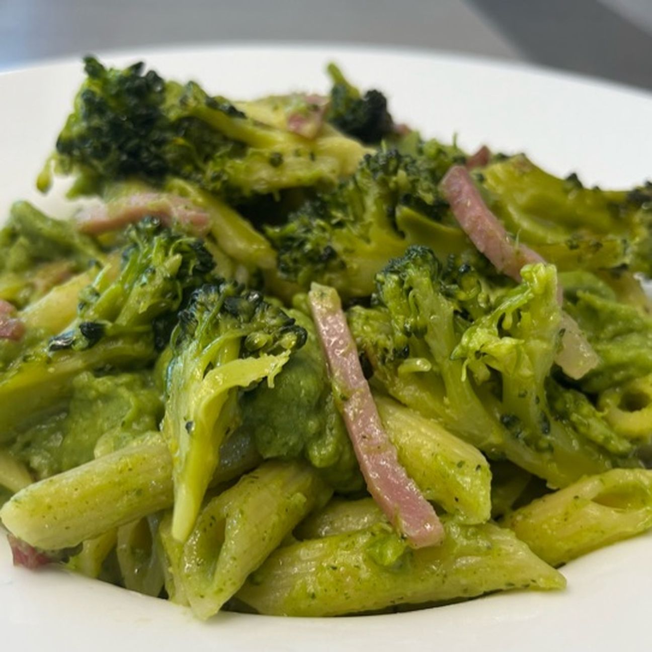 Penne con broccoli e speck