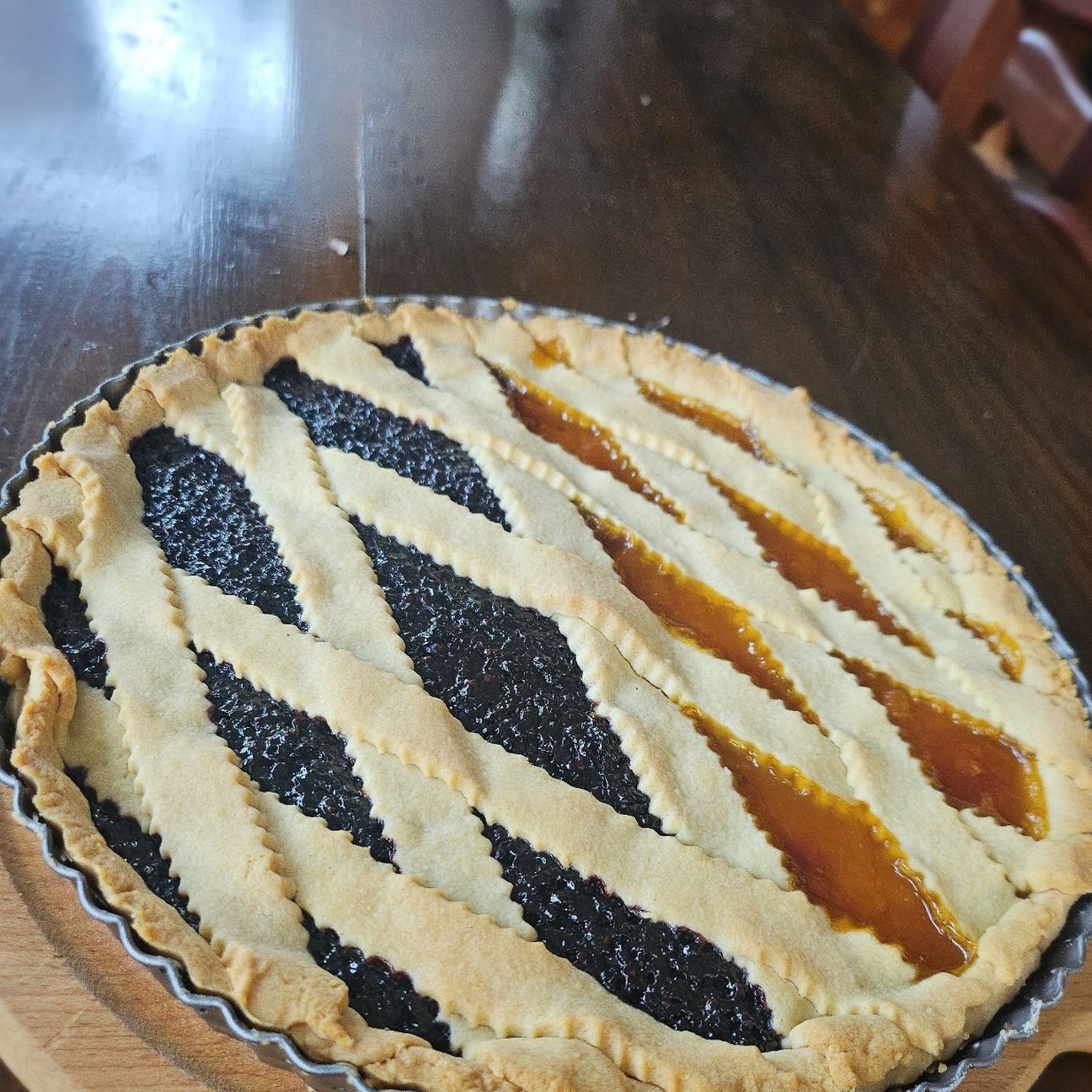 Crostata con marmellata di more e pesche
