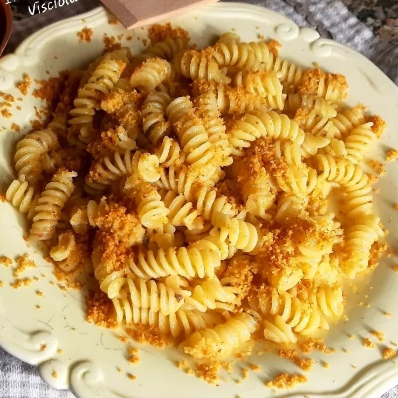Fusilli di acciuga e mollica
