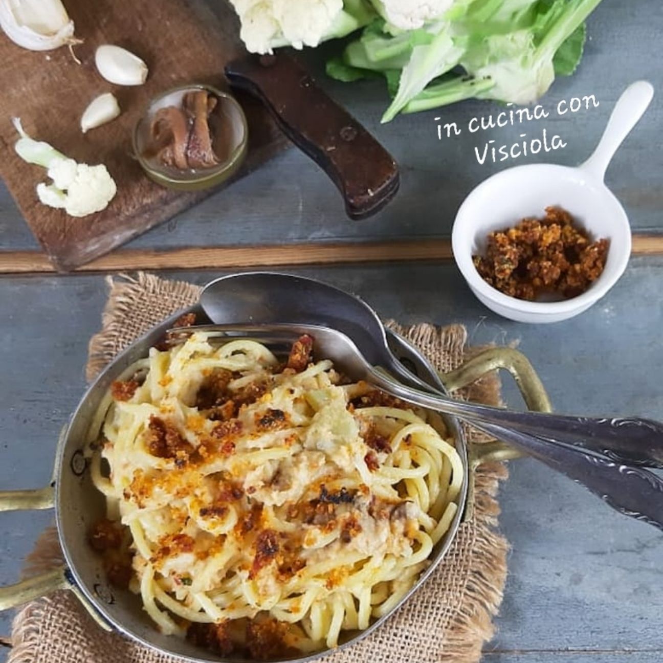 Spaghettoni cremosi con cavolfiore e acciuga