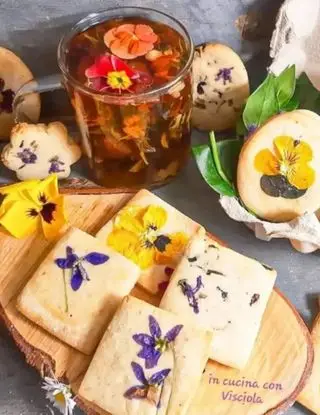 Ricetta Biscotti di frolla arricchita con nocciole e fiori eduli di visciola.versilia