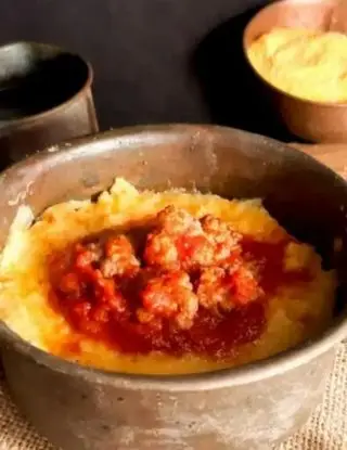 Ricetta Polenta con ragù di salsiccia di visciola.versilia