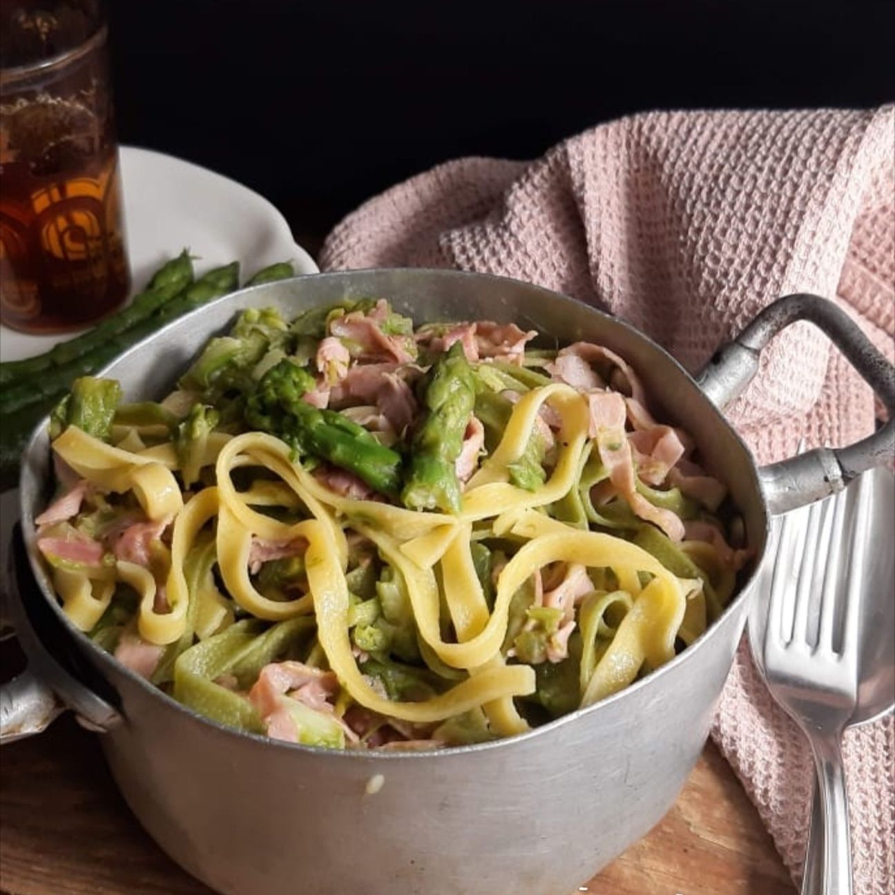 Paglia e fieno con asparagi