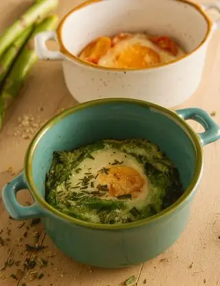 Ricetta Cocotte di uova e asparagi o di uova e pomodorini di visciola.versilia