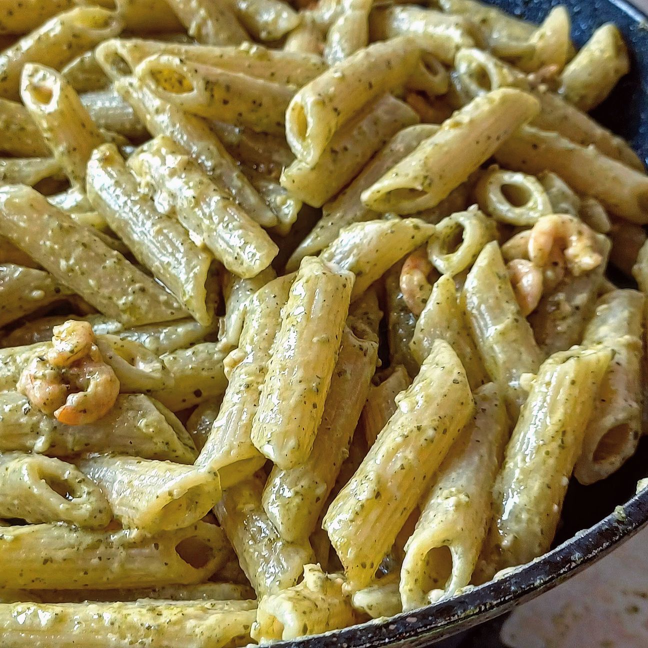 Penne al Pesto Di Basilico , Crema di Salmone e Gamberetti