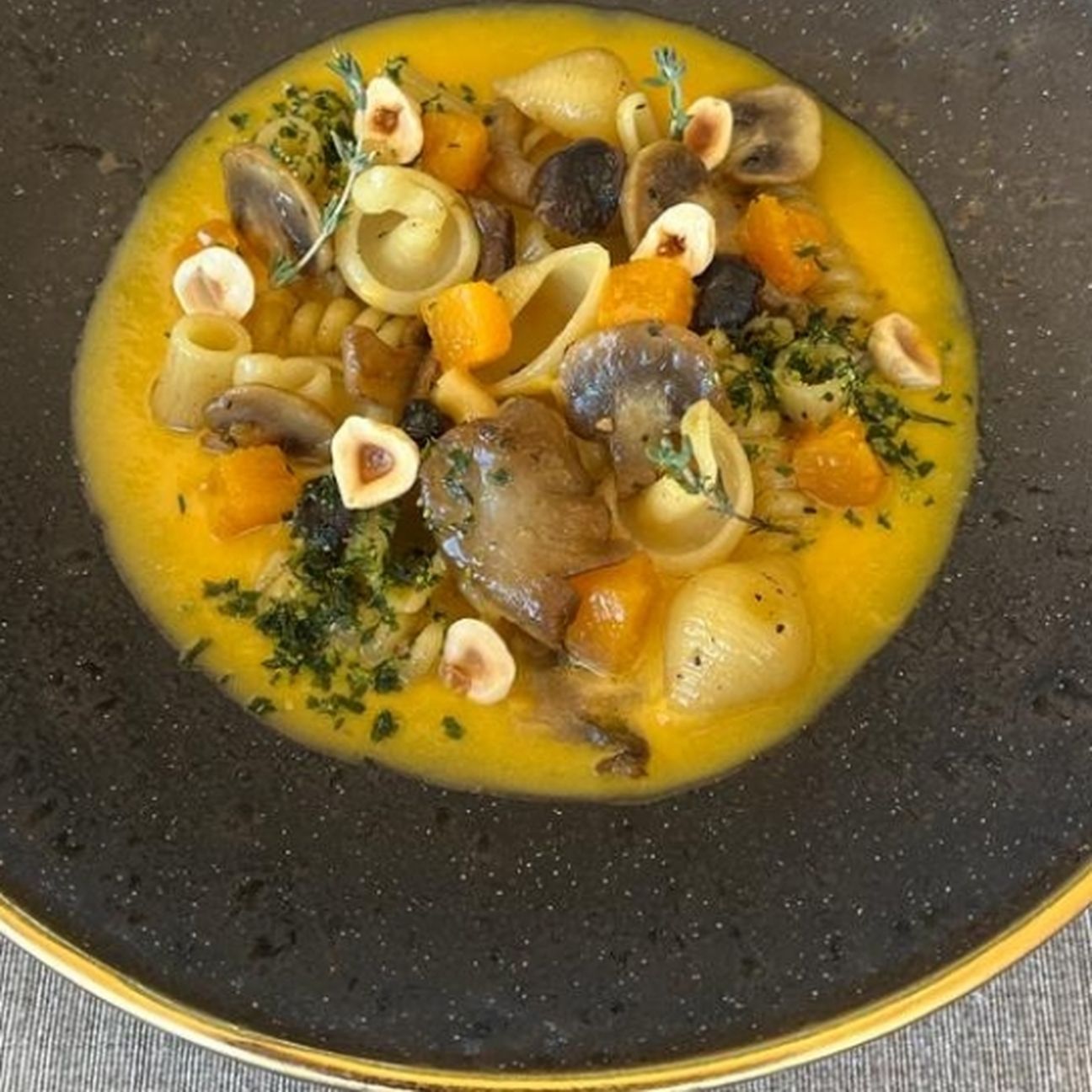 Pasta mista con funghi,nocciole e vellutata di zucca