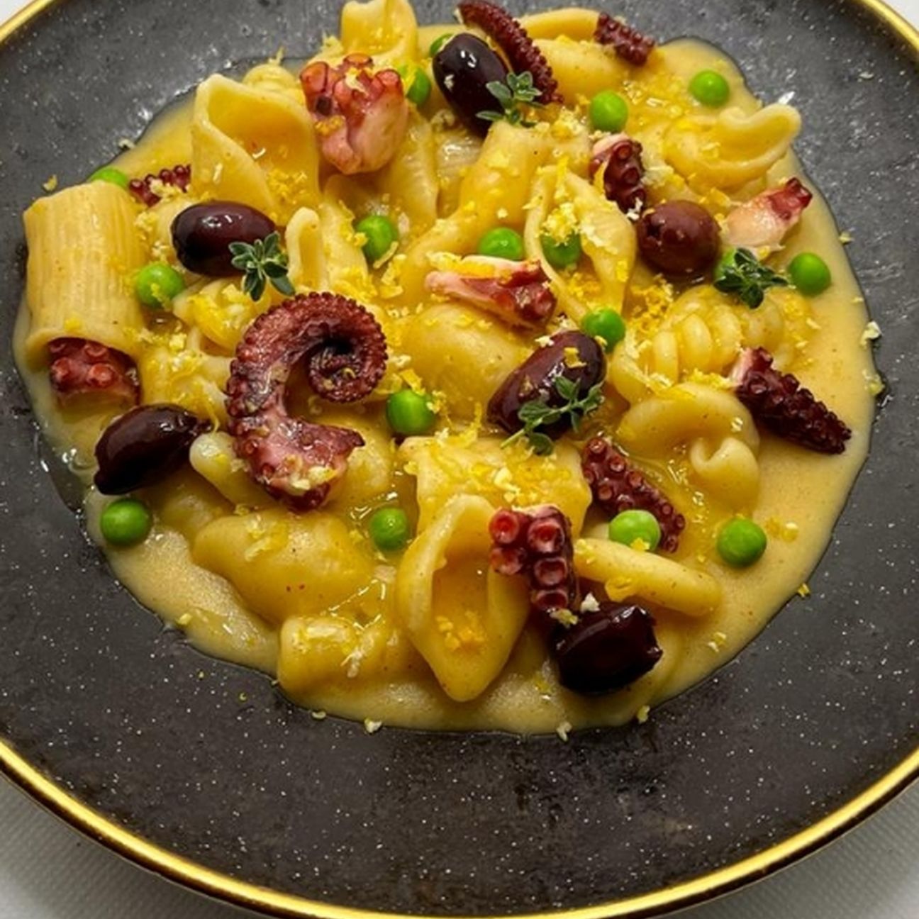 Pasta mista con crema di patate e zenzero,polpo arrostito e piselli
