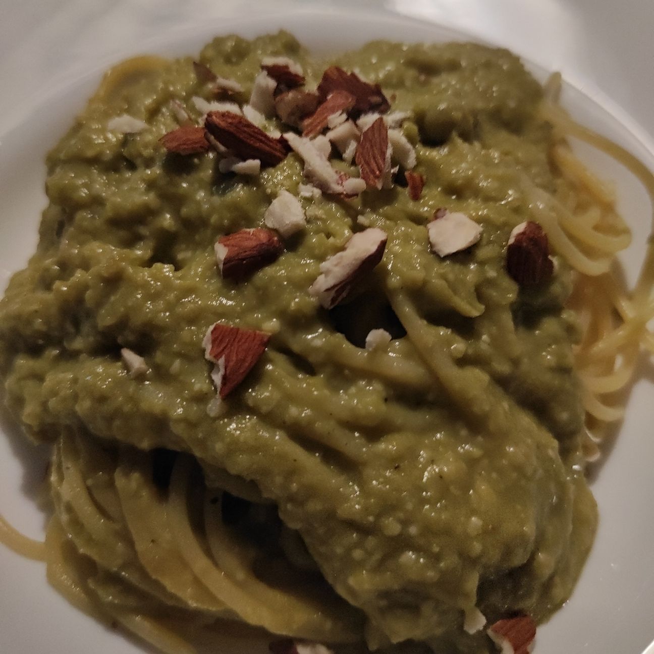 Pasta con piselli e mandorle