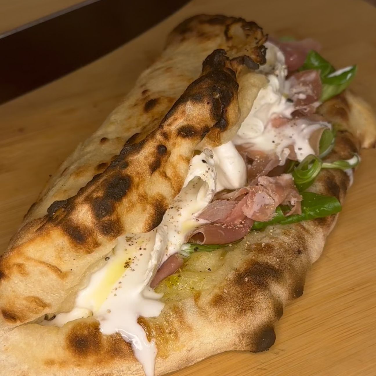 Pizza chiusa con prosciutto crudo e burrata
