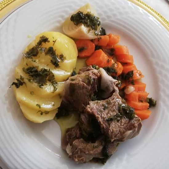 Vitello saporito con patate e carote