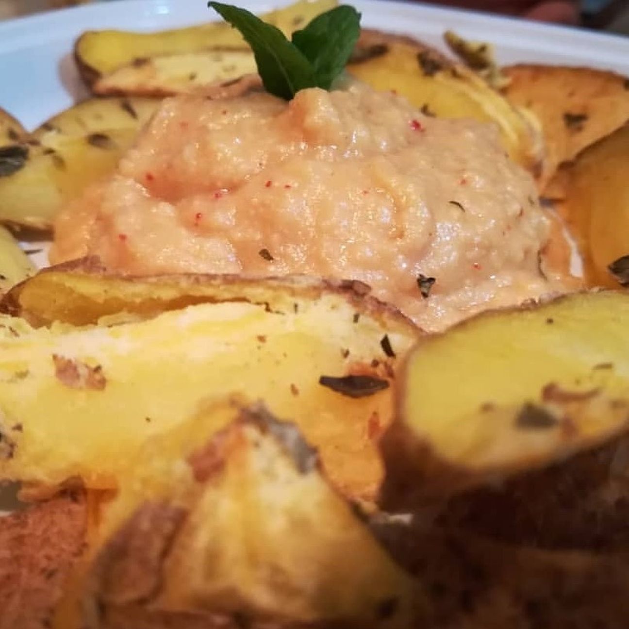 Hummus di ceci con patatine dipper al forno