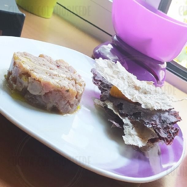 Nuvole bianche e nere, tartare di tonno e crema di carote