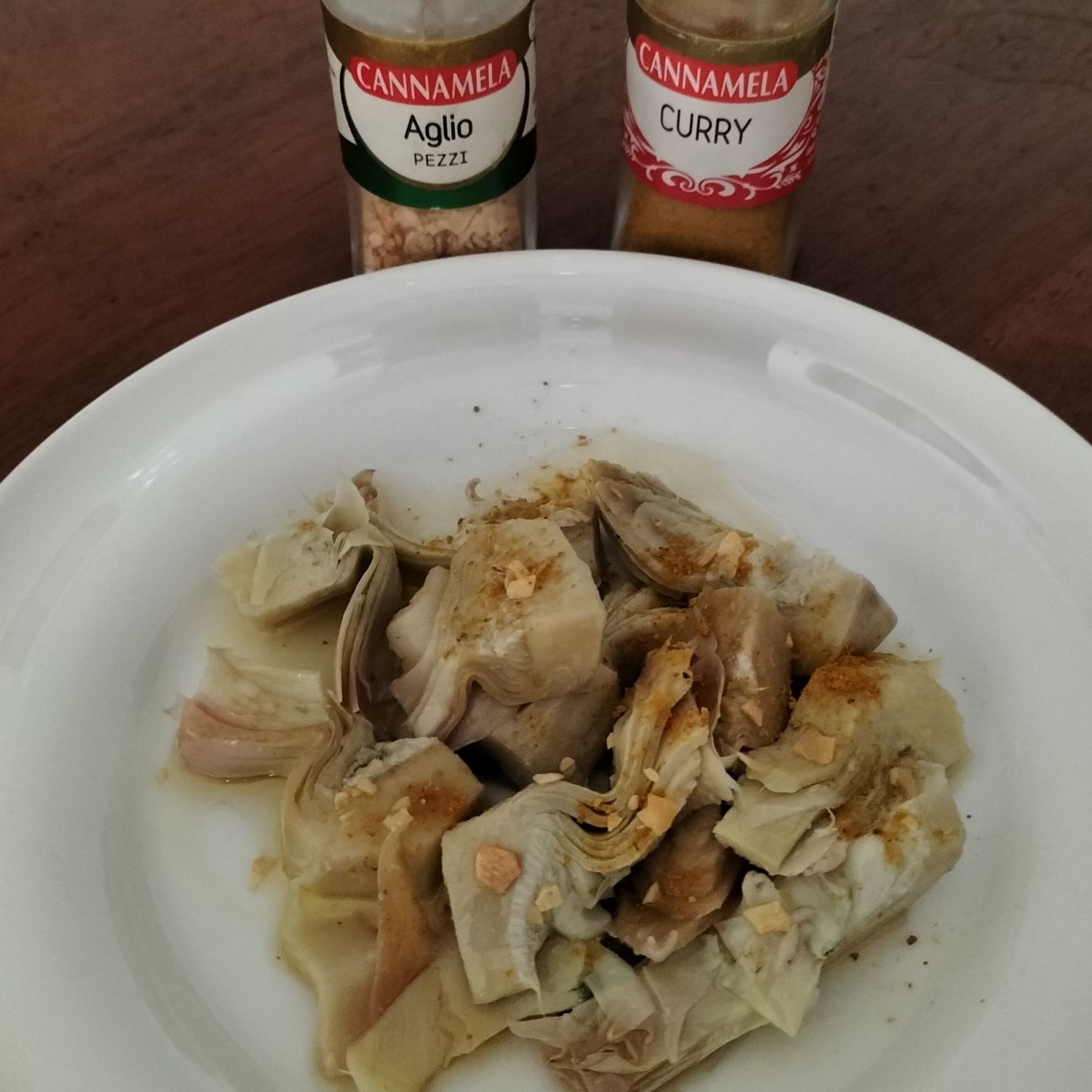 Antipasto di carciofi con aglio e curry