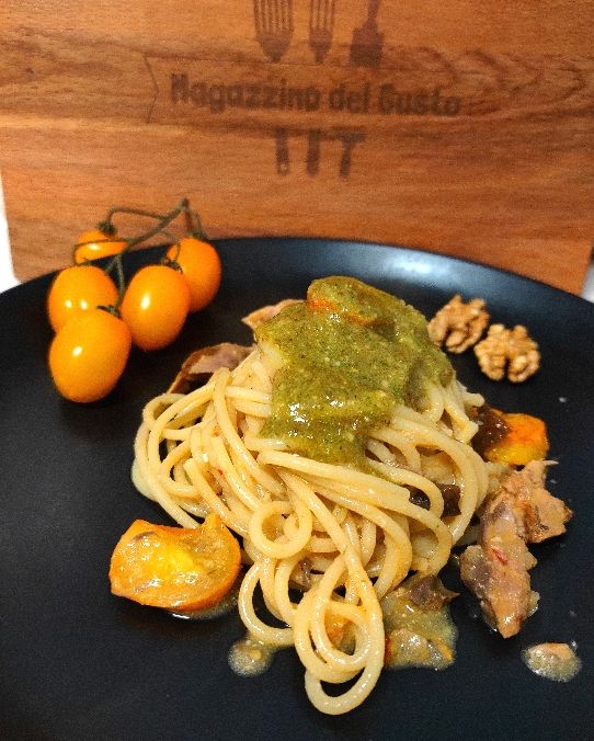 Spaghetti con sgombro, datterini gialli e crema alle noci